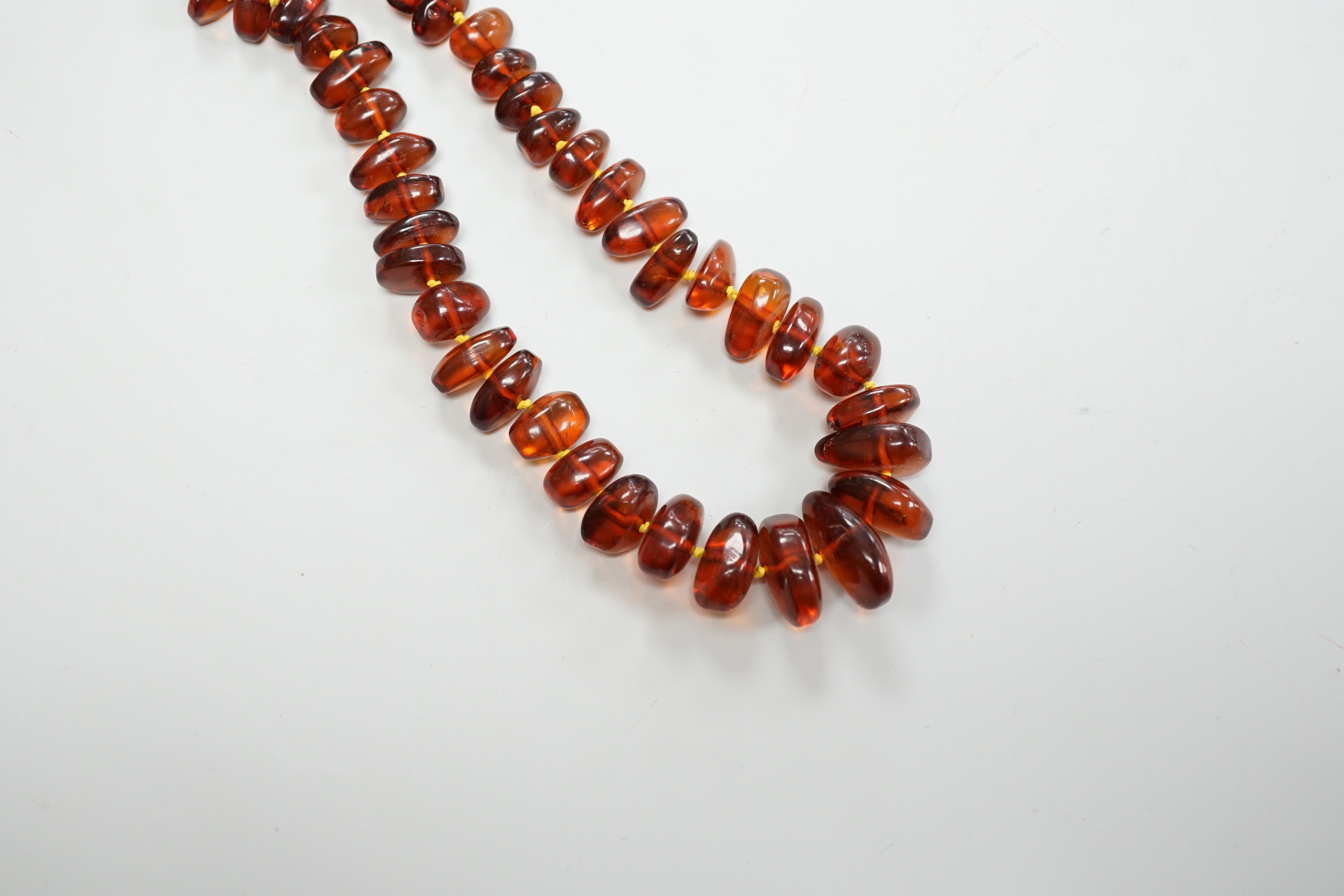 A single strand graduated amber bead necklace, 58cm.